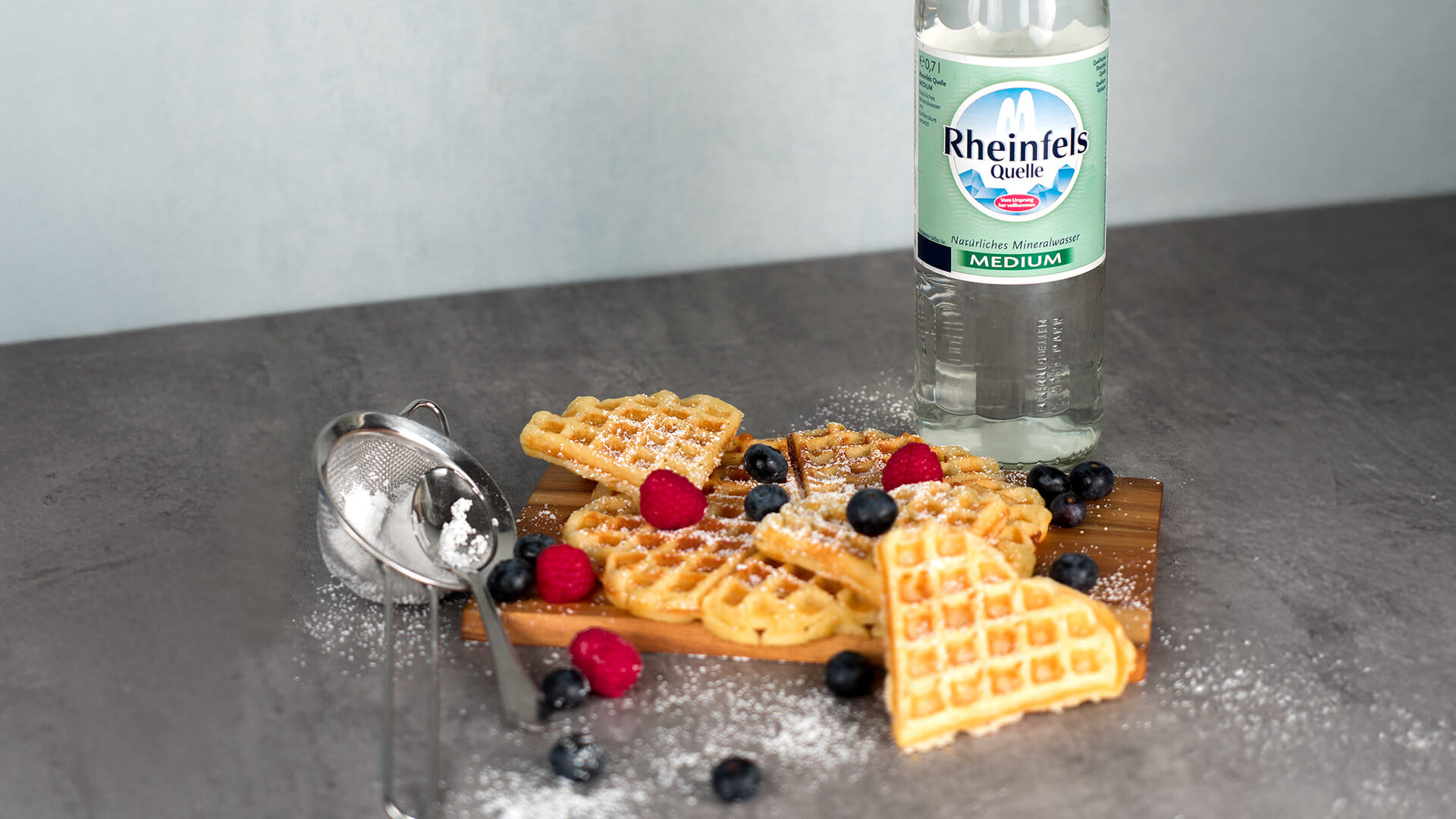 Fluffige Waffeln mit einer Rheinfels Quelle Medium Flasche