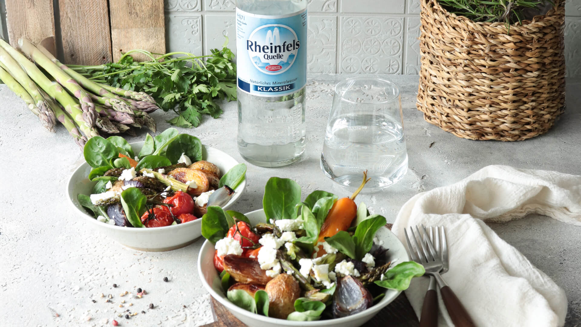 Spargelsalat mit einer Rheinfels Quelle Klassik Flasche