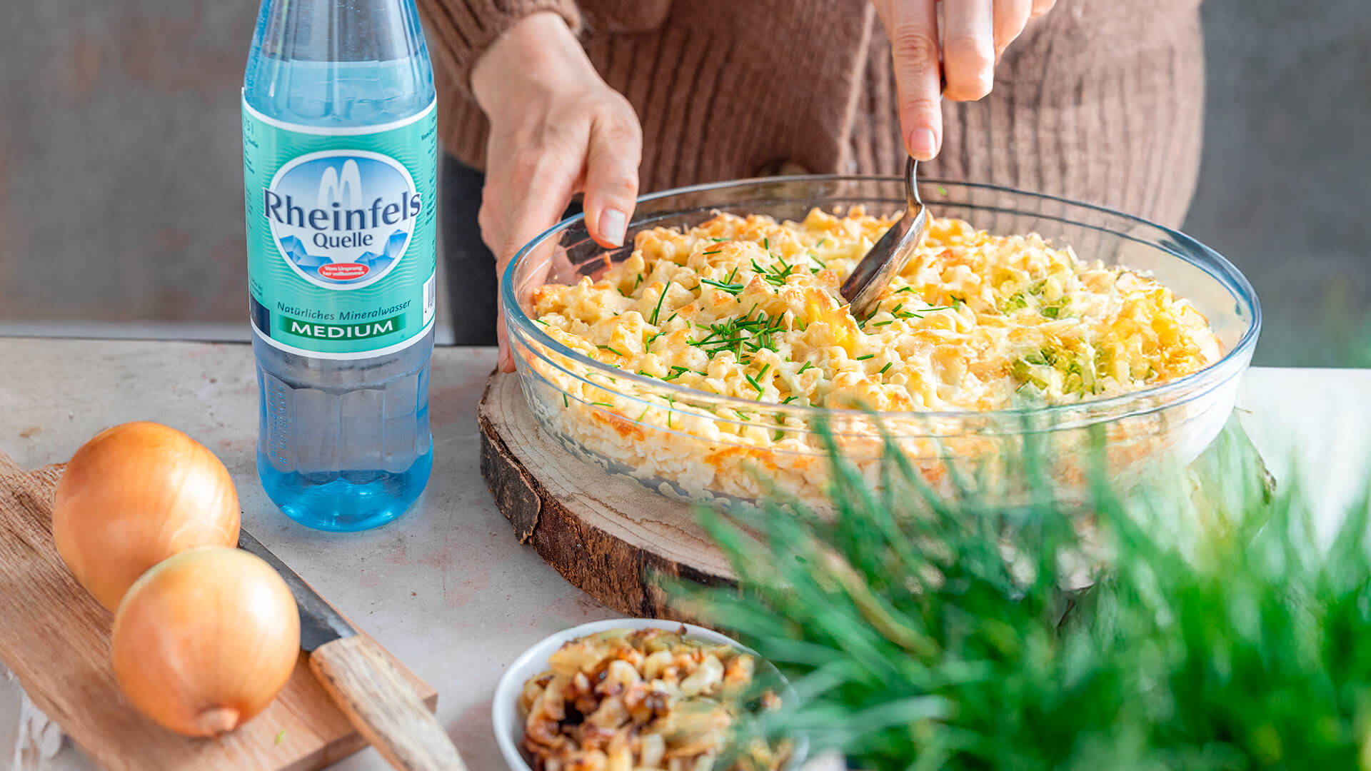 Käsespätzle mit einer Rheinfels Quelle Medium Flasche