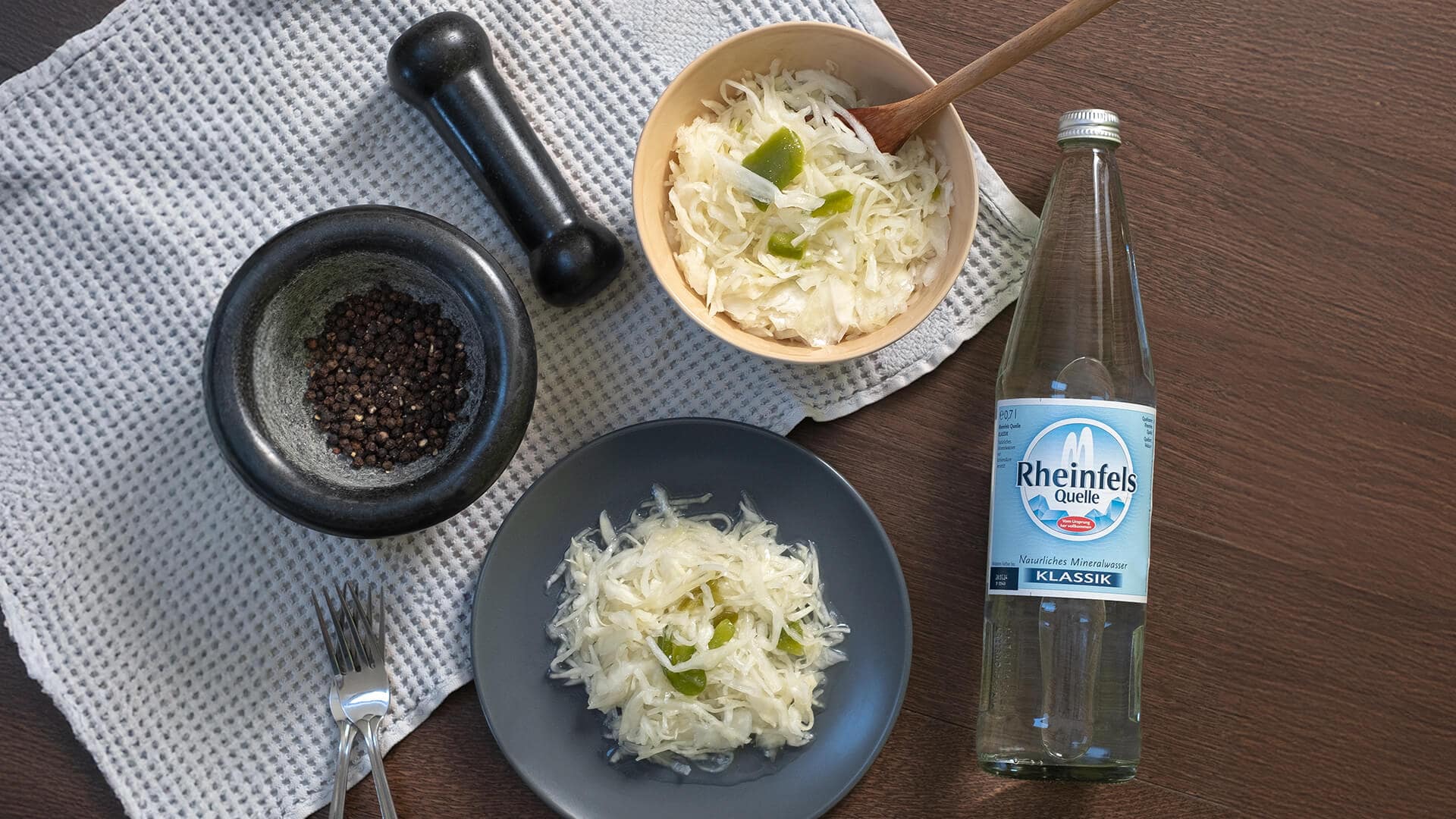 Krautsalat mit einer Rheinfels Quelle Klassik Flasche