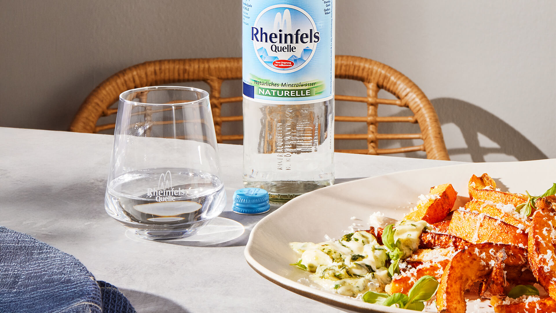 Kürbispommes mit Mayo und eine Flasche Rheinfels Quelle Naturelle