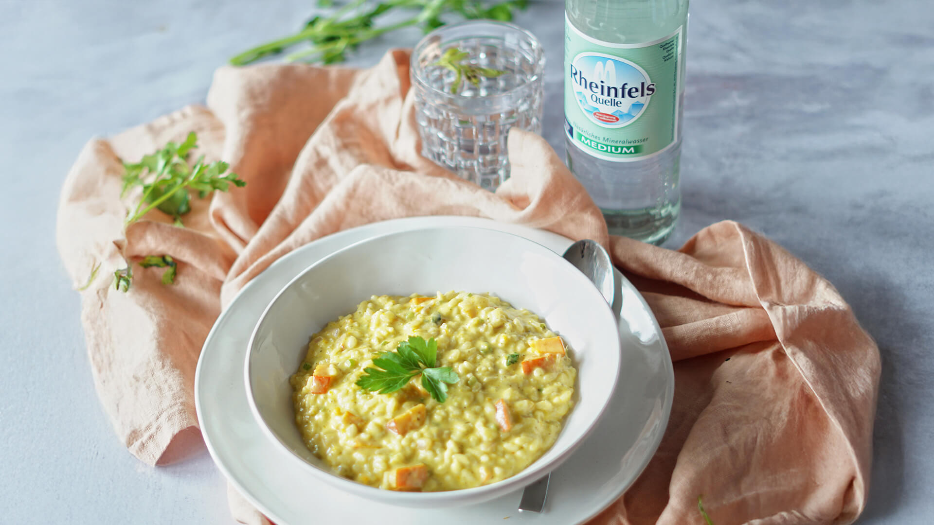 Kürbisrisotto mit einer Rheinfels Quelle Medium Flasche