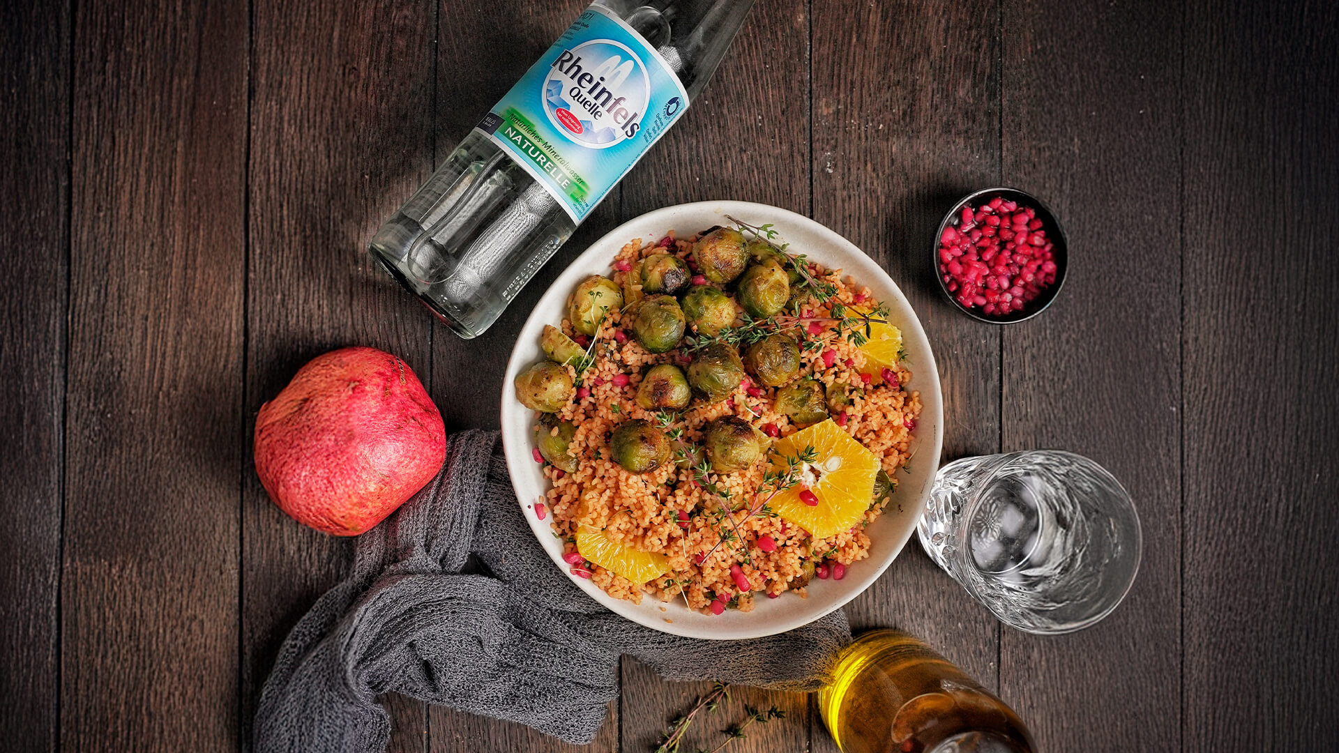 Rosenohl-Bulgur-Salat mit einer Rheinfels Quelle Naturelle Flasche