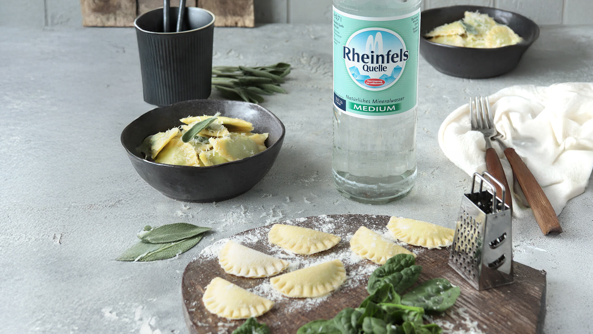 Selbstgemachte Pasta mit einer Rheinfels Quelle Medium Flasche