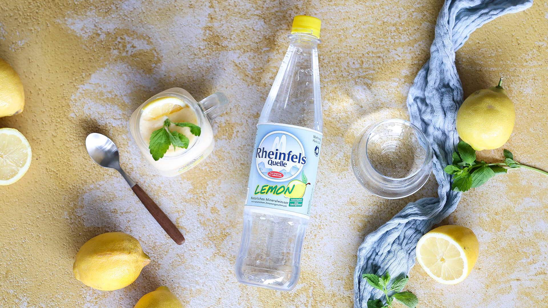 Zitronen Schichtcreme im Glas mit Rheinfels Quelle Lemon