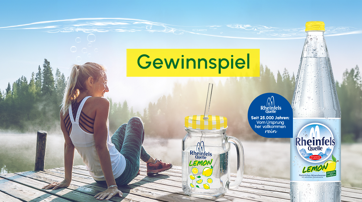 Eine Frau sitzt auf einem Steg im Vordergrund steht ein Jar-Glas mit Rheinfels Quelle Logo