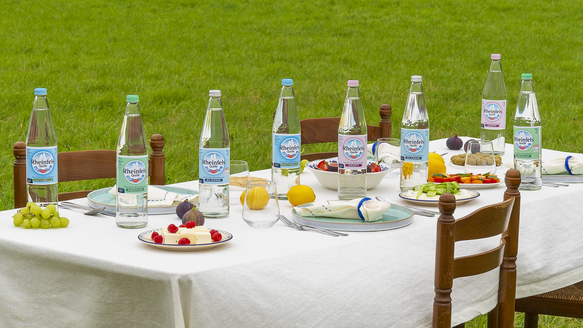 Alle Mineralwasser Sorten auf dem Tisch