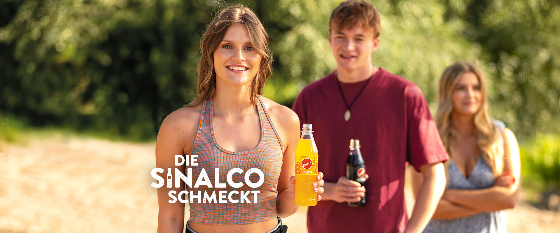 Junge Leute trinken SInalco am Strand